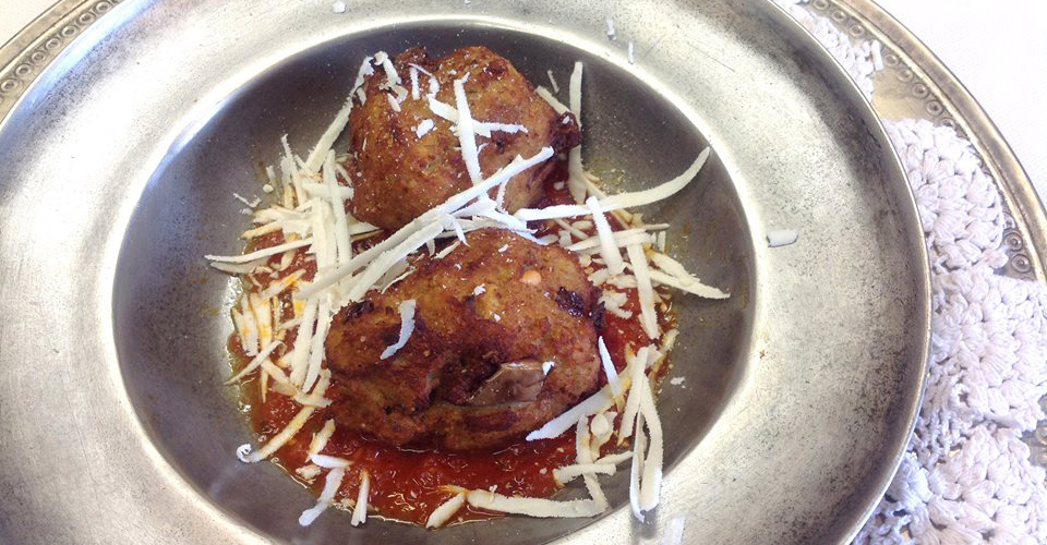 Le polpette di melanzane alla siciliana con sugo di pomodoro e scaglie di ricotta salata