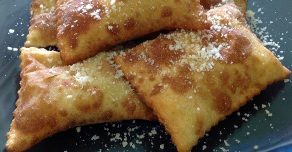 I ravioli di patate fritti ripieni di ricotta e spinaci